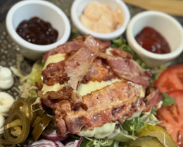 CHEESEBURGER na sałacie