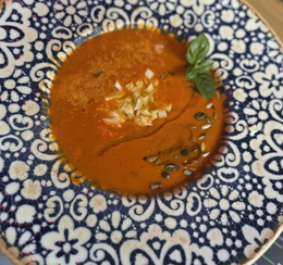 Krem z pomidorów z mozzarellą